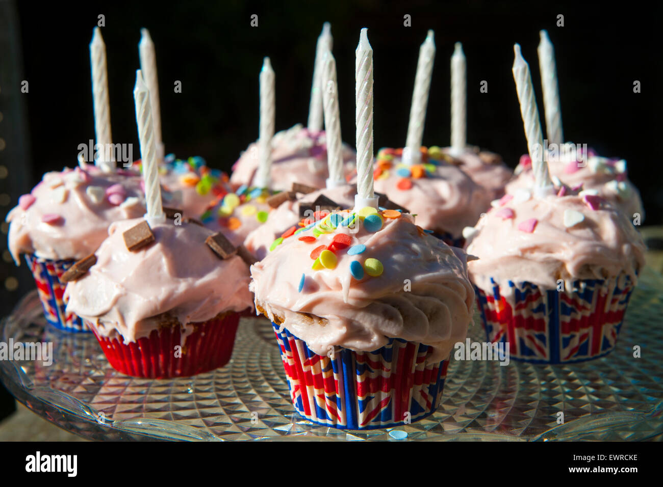 Cupcakes mit Kerzen im Gösch Kuchen Tassen Stockfoto