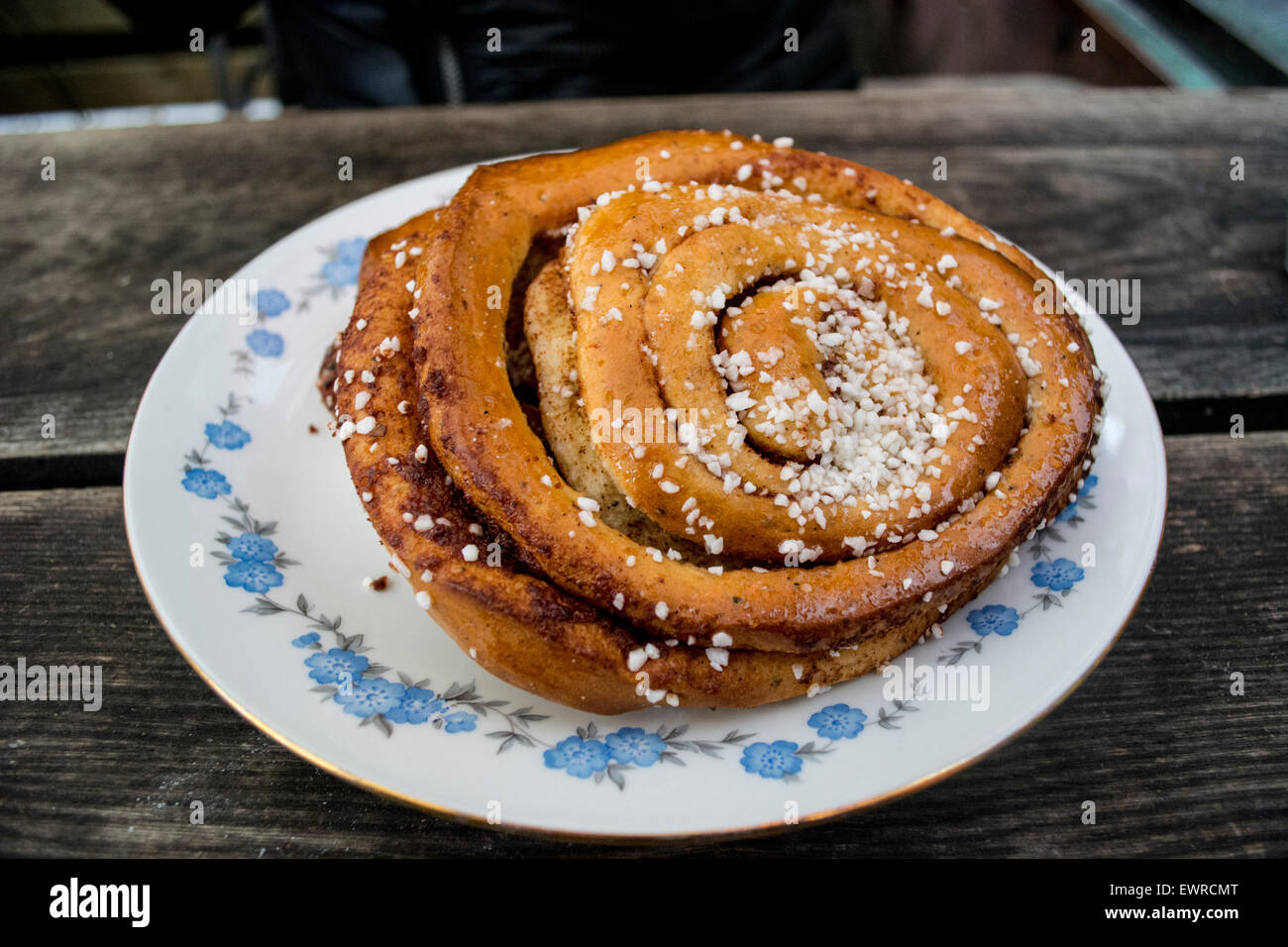 Zimt Gebäck auf einem Teller im trendigen Schwedisch Café wirbeln Stockfoto