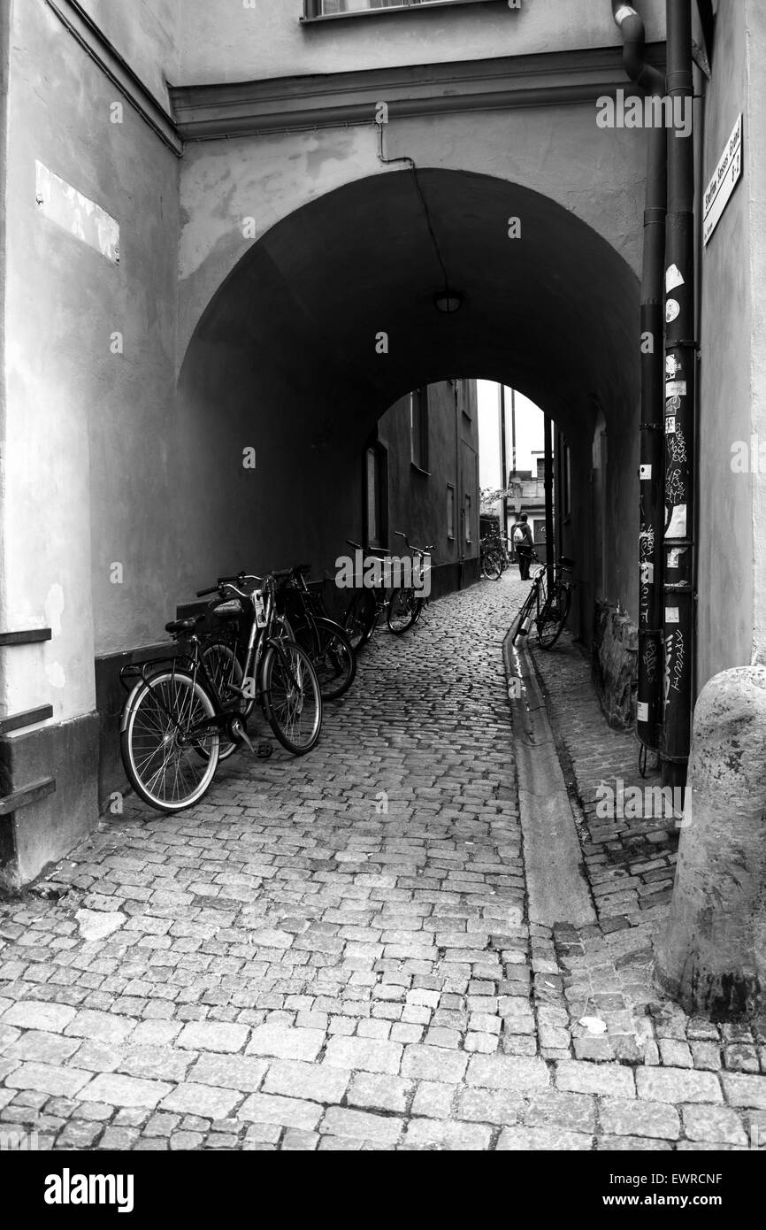 Altes Fahrrad auf alte Art und Weise der gepflasterten Straße Verbündeter in Gamla Stan Stockholm, Schweden Stockfoto