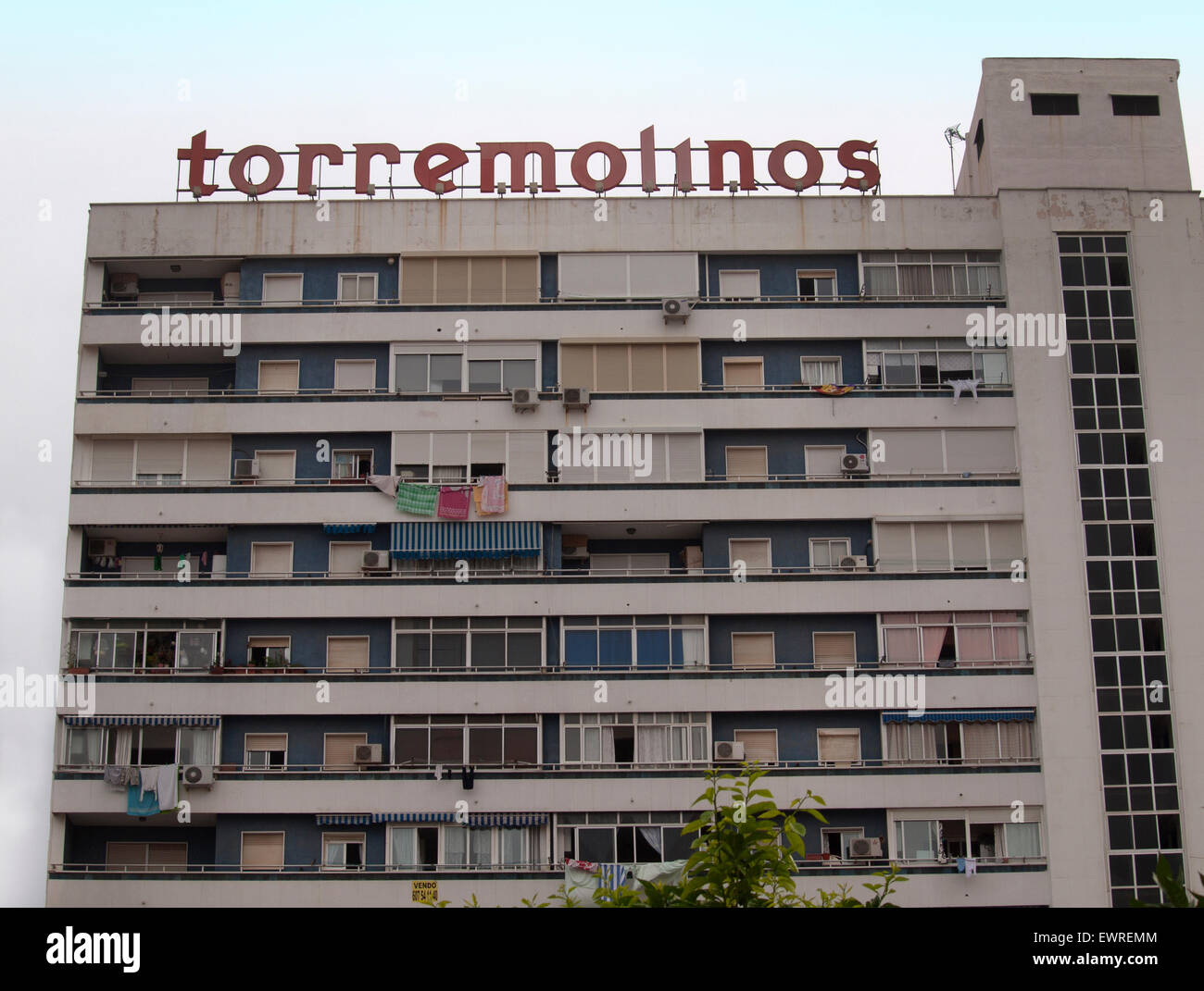 Eines der älteren Ferienwohnung Blöcke in Torremolinos, Spanien Stockfoto