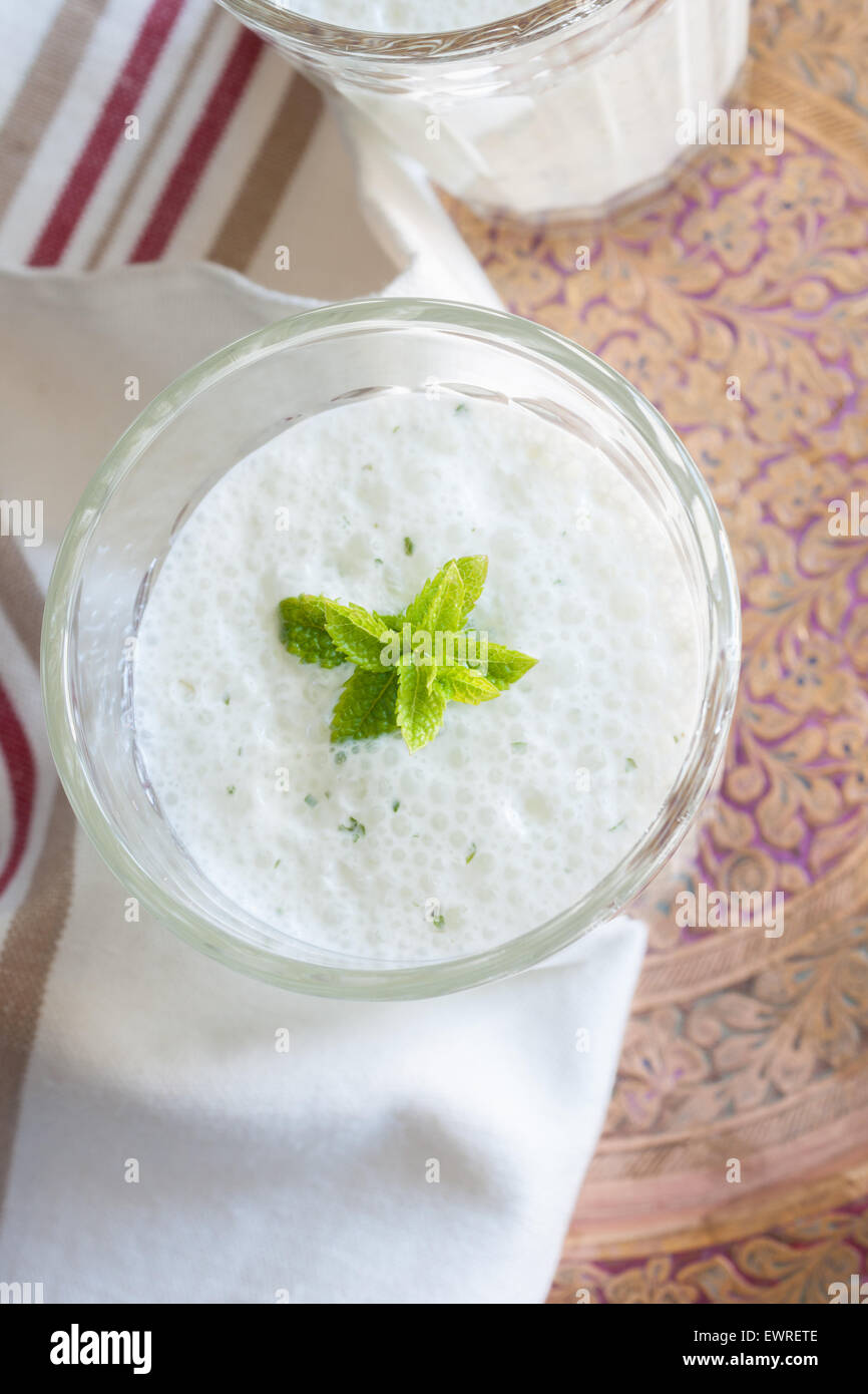 Gesalzene Mint-Lassi ein beliebtes Joghurt trinken in ganz Indien, die mit Minze und Ingwer Top-down-Ansicht Stockfoto