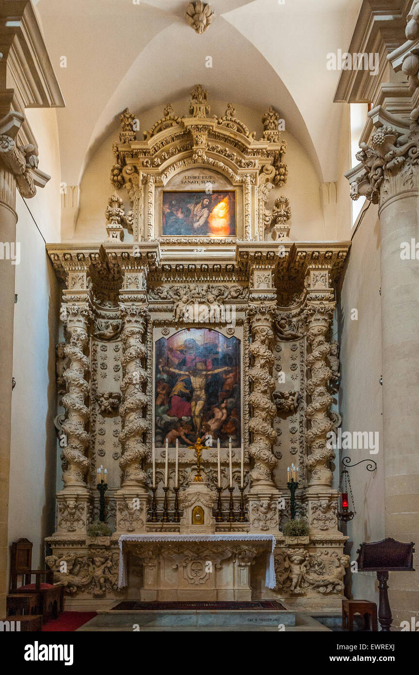 Italien Salento Lecce Barock Kirche von Santa Croce - Altar mit einem Gemälde der Dreifaltigkeit Stockfoto