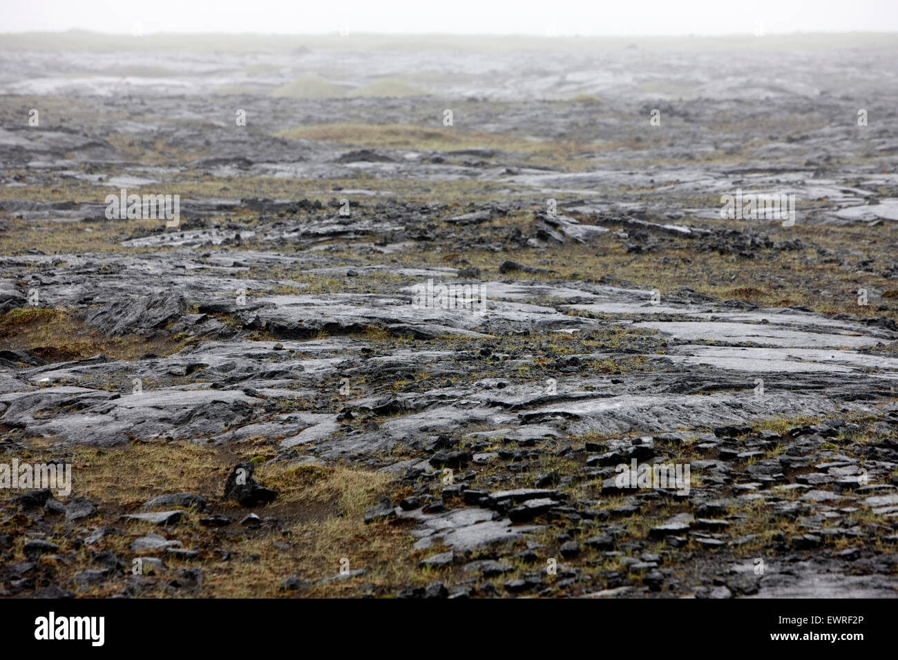 Nebel und Regen über die Lava Fluss Landschaft im Süden in der Nähe von Grindavik Island Stockfoto