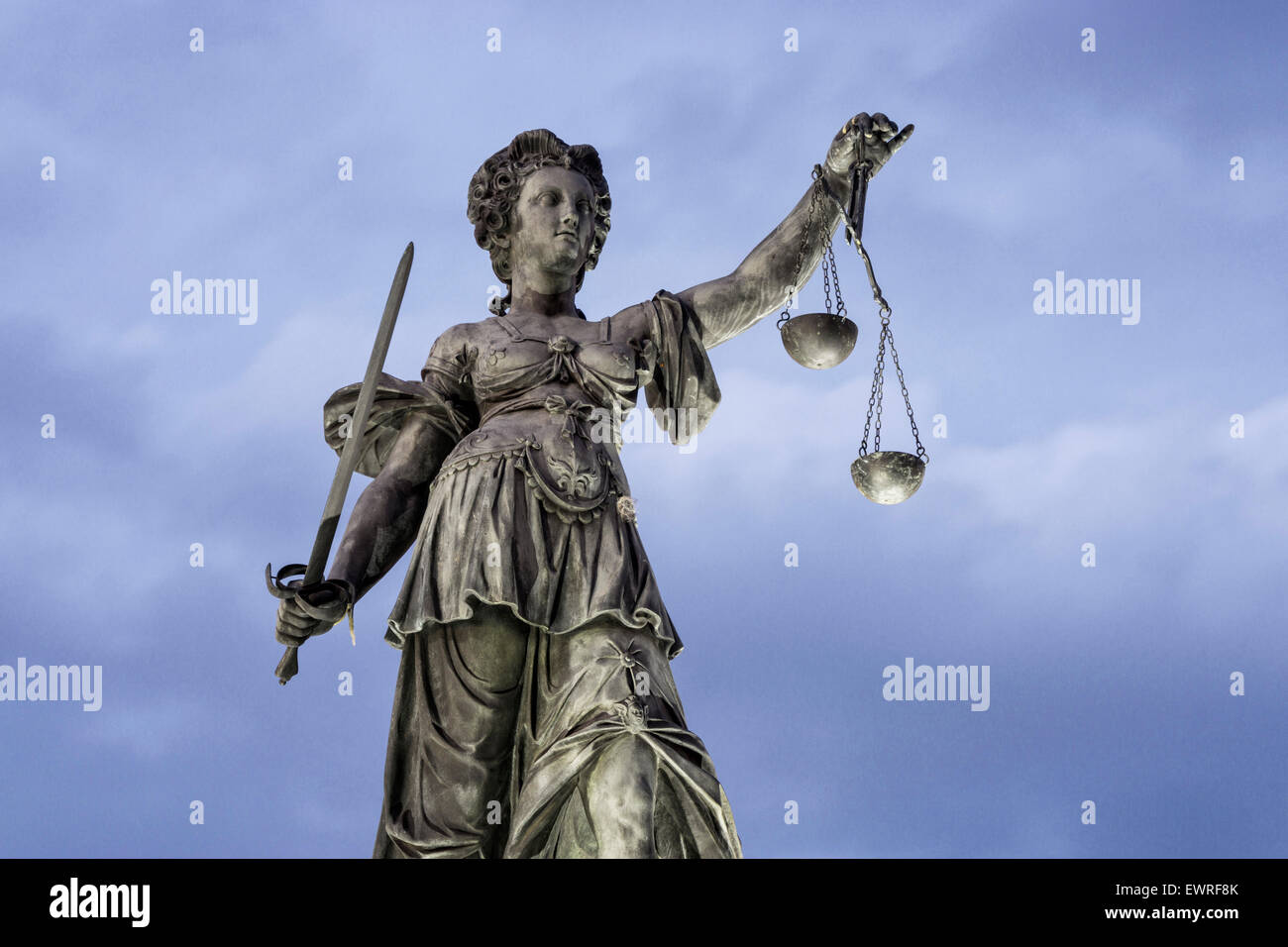 Justitia, der Göttin der Gerechtigkeit, Brunnen von Gerechtigkeit, Nicolaikirche, Frankfurt am Main Deutschland Stockfoto