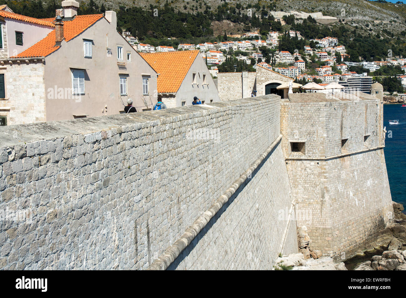 Touristen zu Fuß die alte Stadt Mauer, Dubrovnik, Kroatien Stockfoto