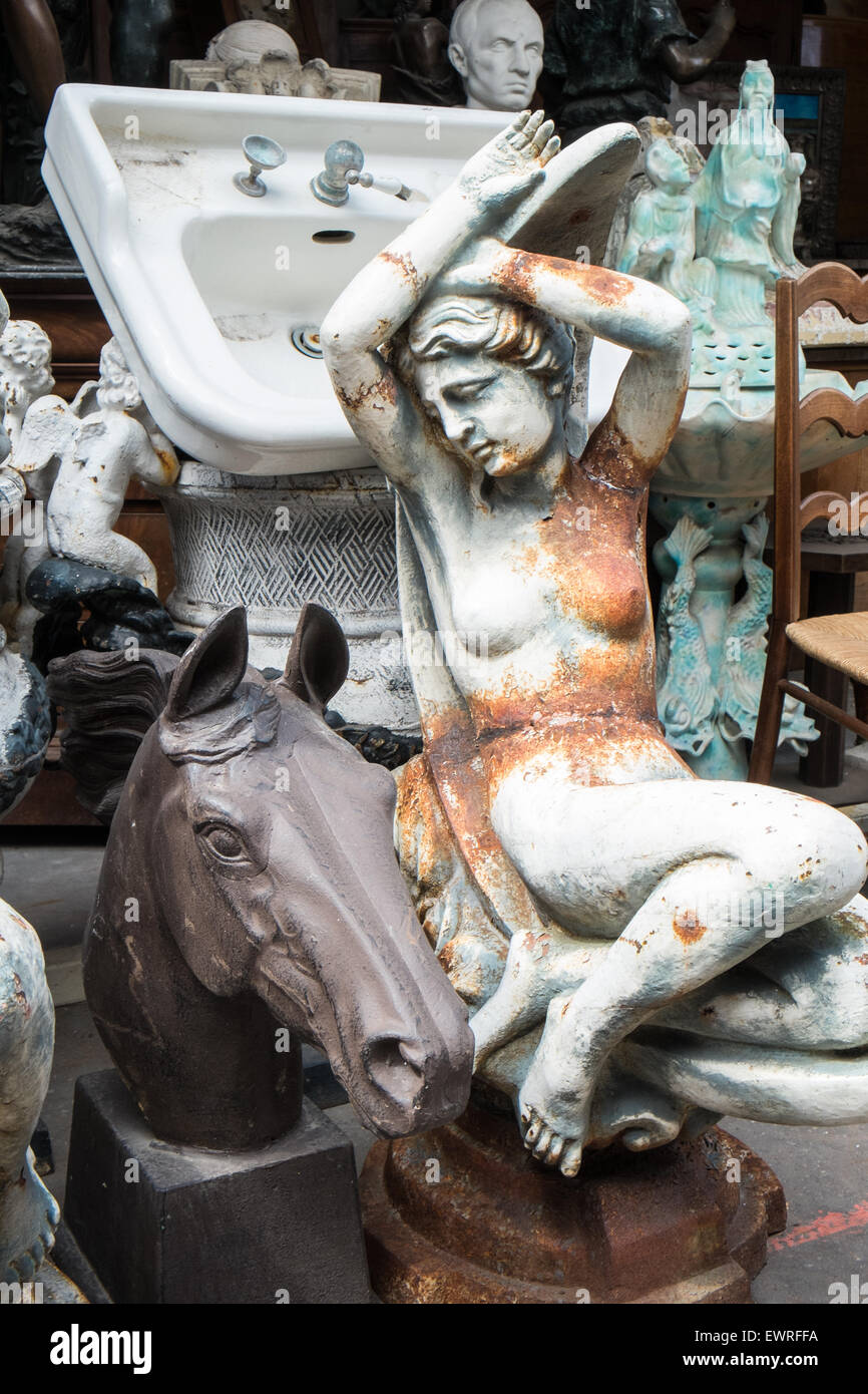 Architektonische, Bergung, Gebrauchte verwendet Recycling vintage Waren auf Flohmarkt, St.-Ouen de Clignancourt, Paris, Frankreich. Alten Französischen waren, produzieren, Antiquitäten Stockfoto