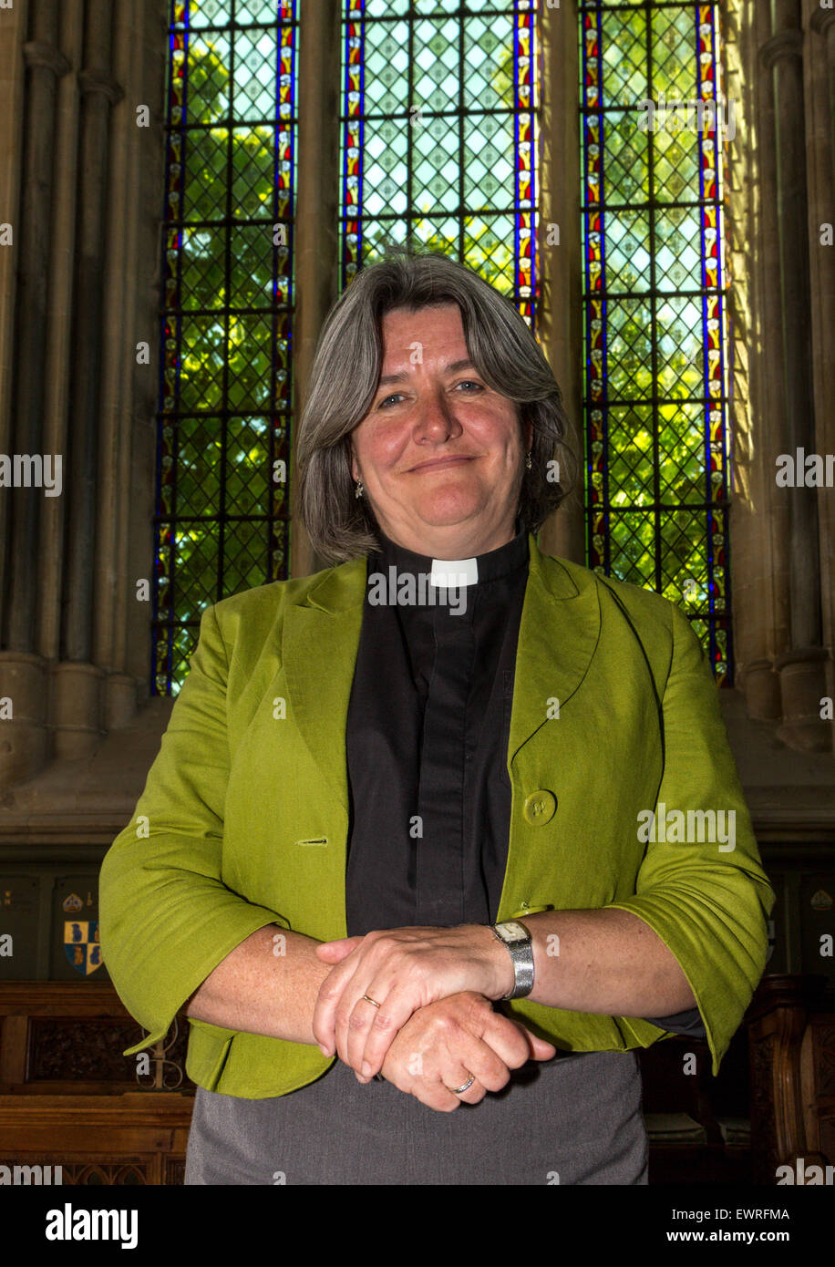 Wells, Somerset. 30. Juni 2015. Es wurde angekündigt, dass die ehrwürdige Ruth Worsley die erste weibliche Bischof Taunton werden soll. Hier zu sehen bei der Bischofspalast, Brunnen, in welcher Diözese sie dienen wird. Bildnachweis: Jon Ryan/Alamy Live News Stockfoto