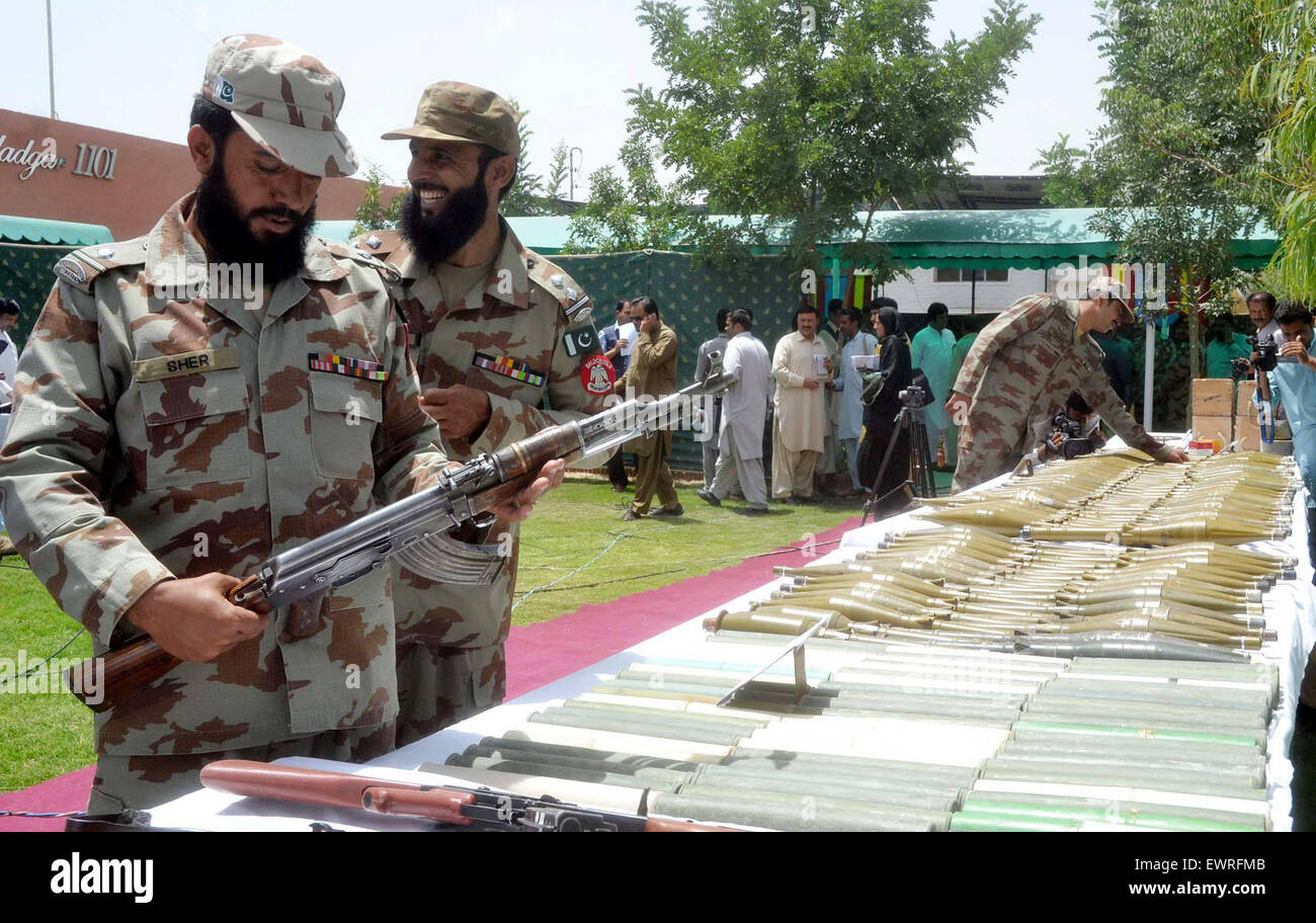 Belutschistan Frontier Corps Beamten zeigen beschlagnahmte Sprengstoff Material und Waffen, die von FC und Sicherheitskräfte Beamten während einer Pressekonferenz am Hauptsitz FC in Quetta am Dienstag, 30. Juni 2015 wiederhergestellt wurden. Stockfoto