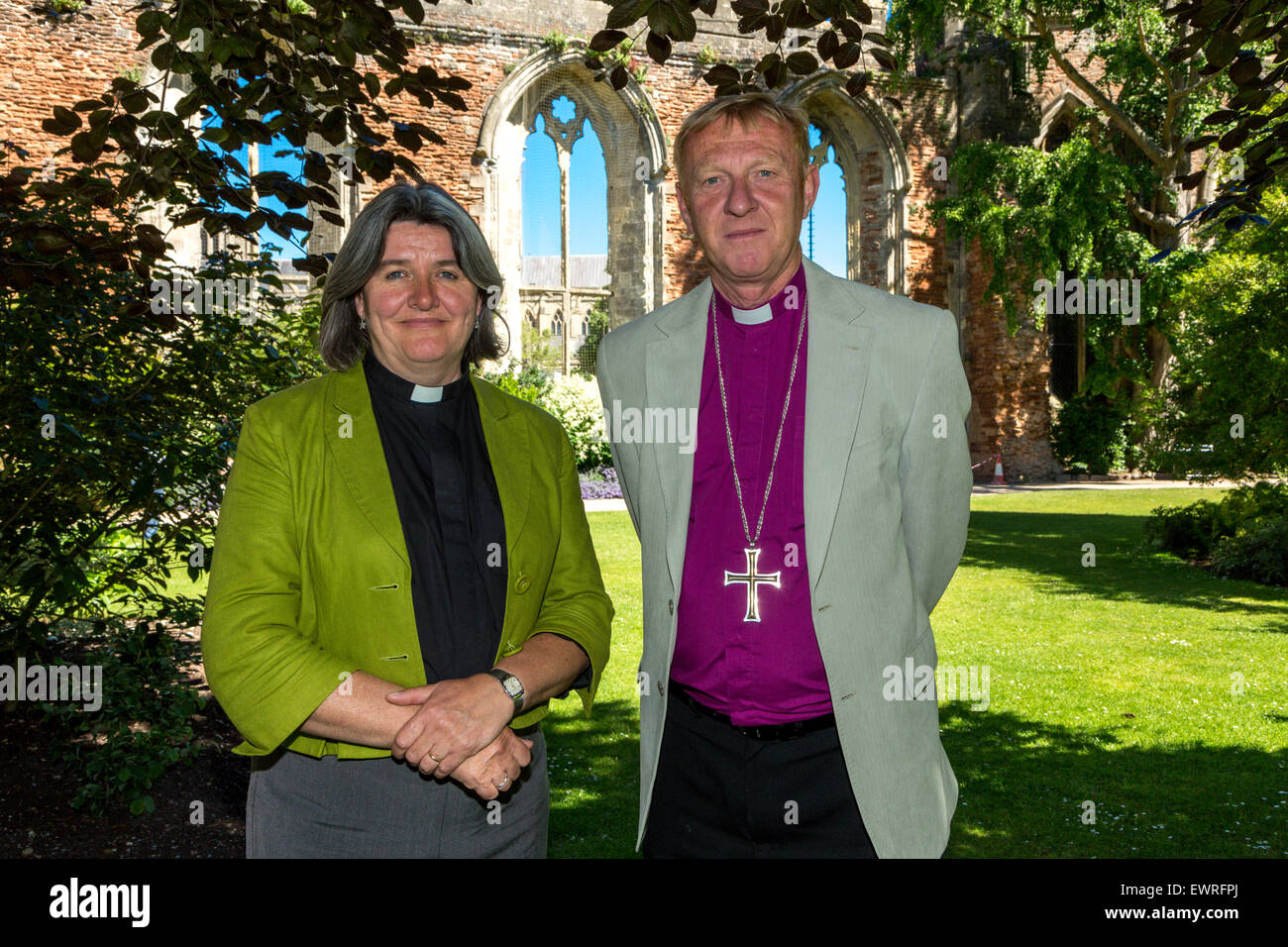 Wells, Somerset. 30. Juni 2015. Es wurde angekündigt, dass die ehrwürdige Ruth Worsley die erste weibliche Bischof Taunton werden soll. Sehen Sie hier mit Recht Reverend Peter Hancock, Bischof von Bath und Wells, in den Bischofspalast, Brunnen, in dessen Diözese sie dienen wird. Copyright Jon Ryan/Alamy Live-Nachrichten Stockfoto
