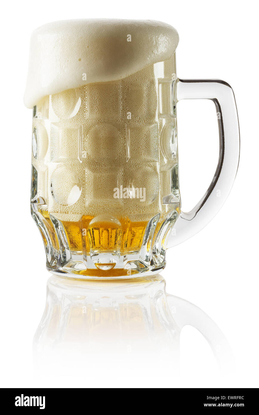 Frostiges frisches Bier mit Schaum isoliert Hintergrund. Stockfoto
