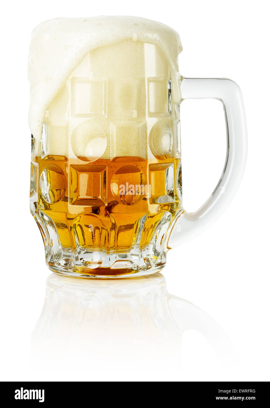 Frostiges frisches Bier mit Schaum isoliert Hintergrund. Stockfoto