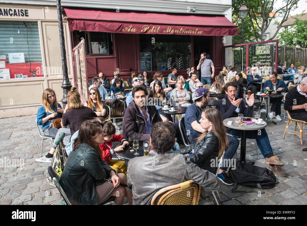 Sitzen im Café Au Petit Montmartre, Montmartre, Paris, Frankreich Stockfoto