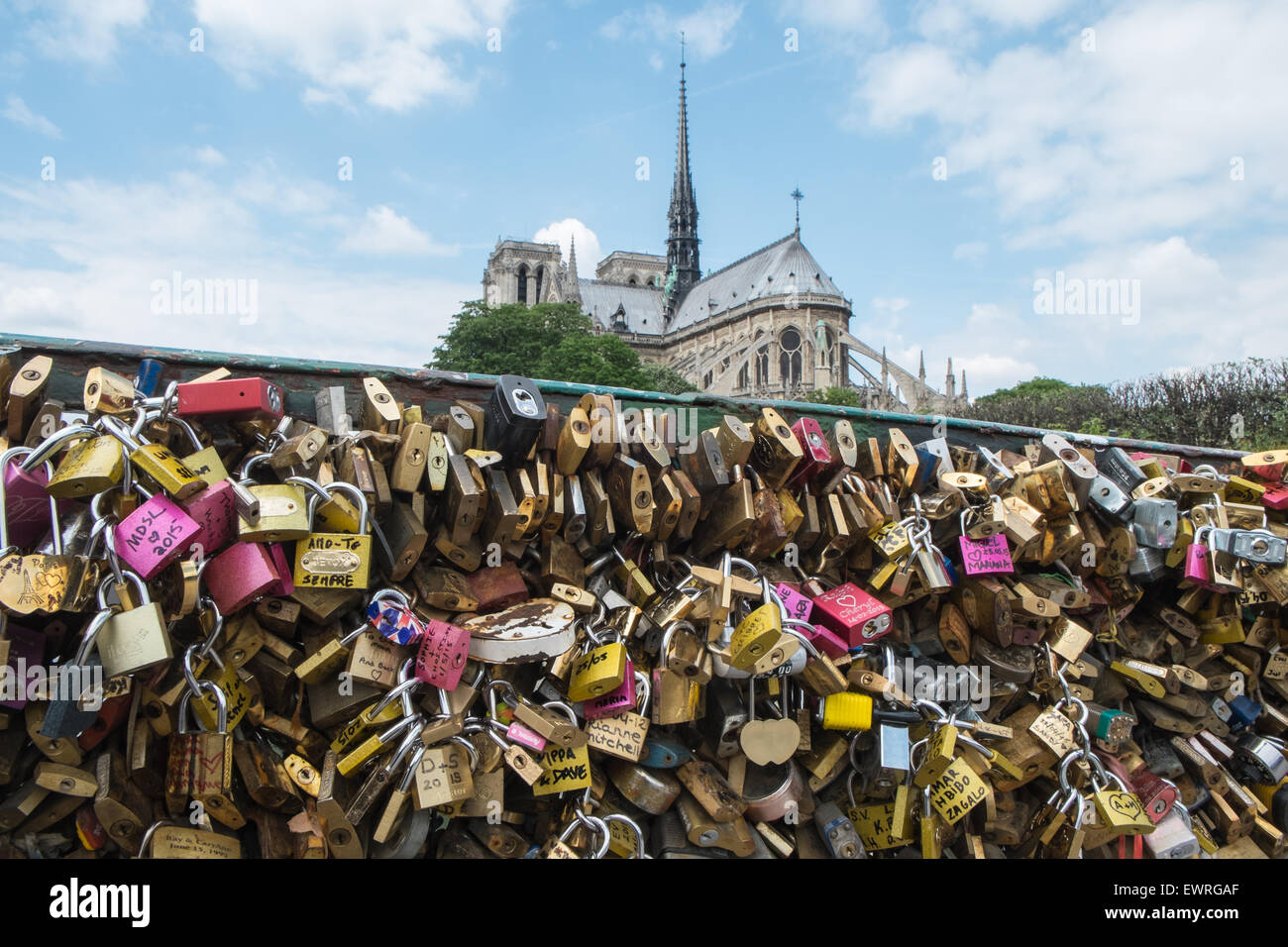 Liebesschlösser am Pont de L'Archeveche, Erzbischof Bridge.Photo ein paar Tage bevor Stadt Vorhängeschlösser aus Pont des Artes entfernt, Paris. Stockfoto