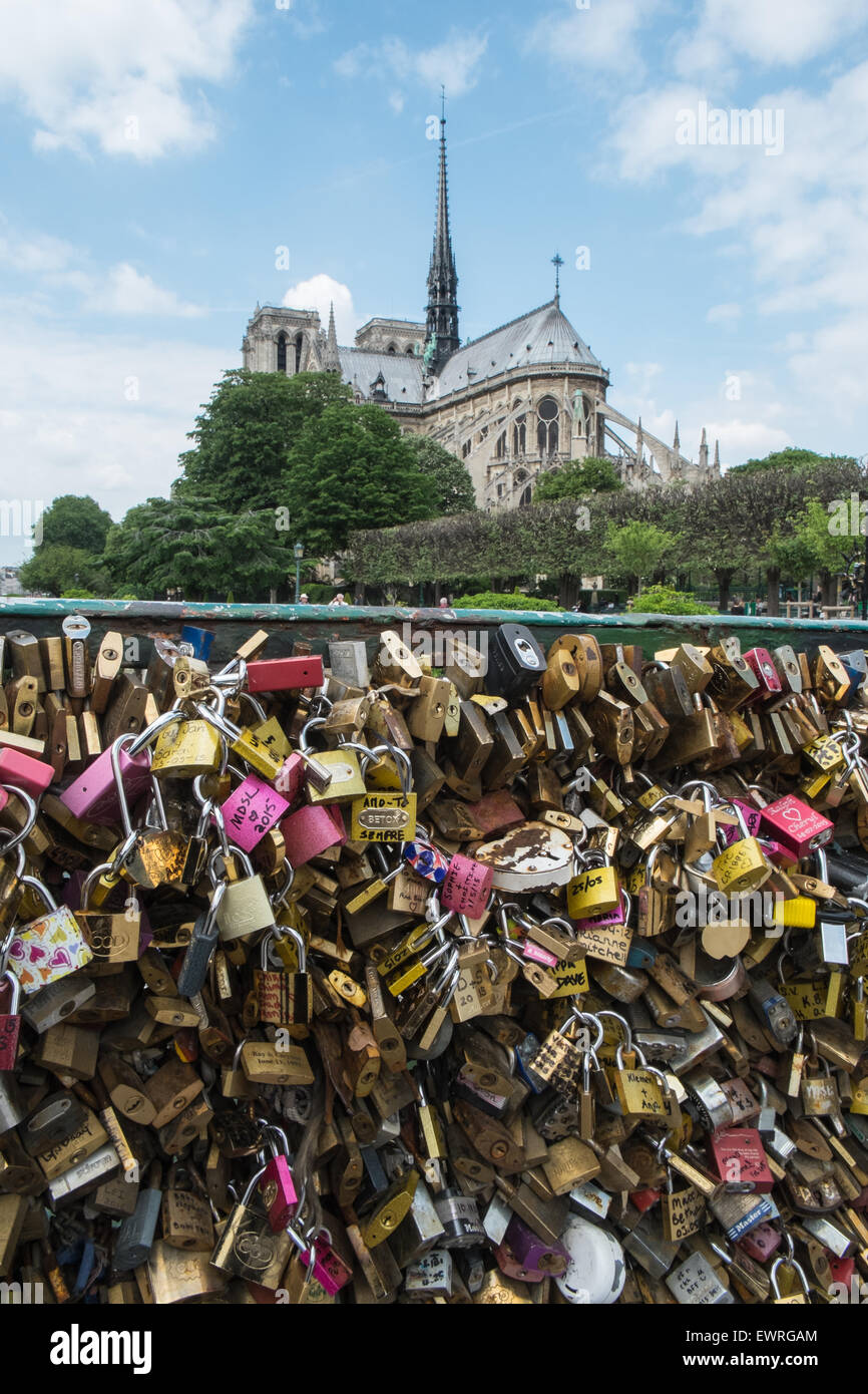 Liebesschlösser am Pont de L'Archeveche, Erzbischof Bridge.Photo ein paar Tage bevor Stadt Vorhängeschlösser aus Pont des Artes entfernt, Paris. Stockfoto