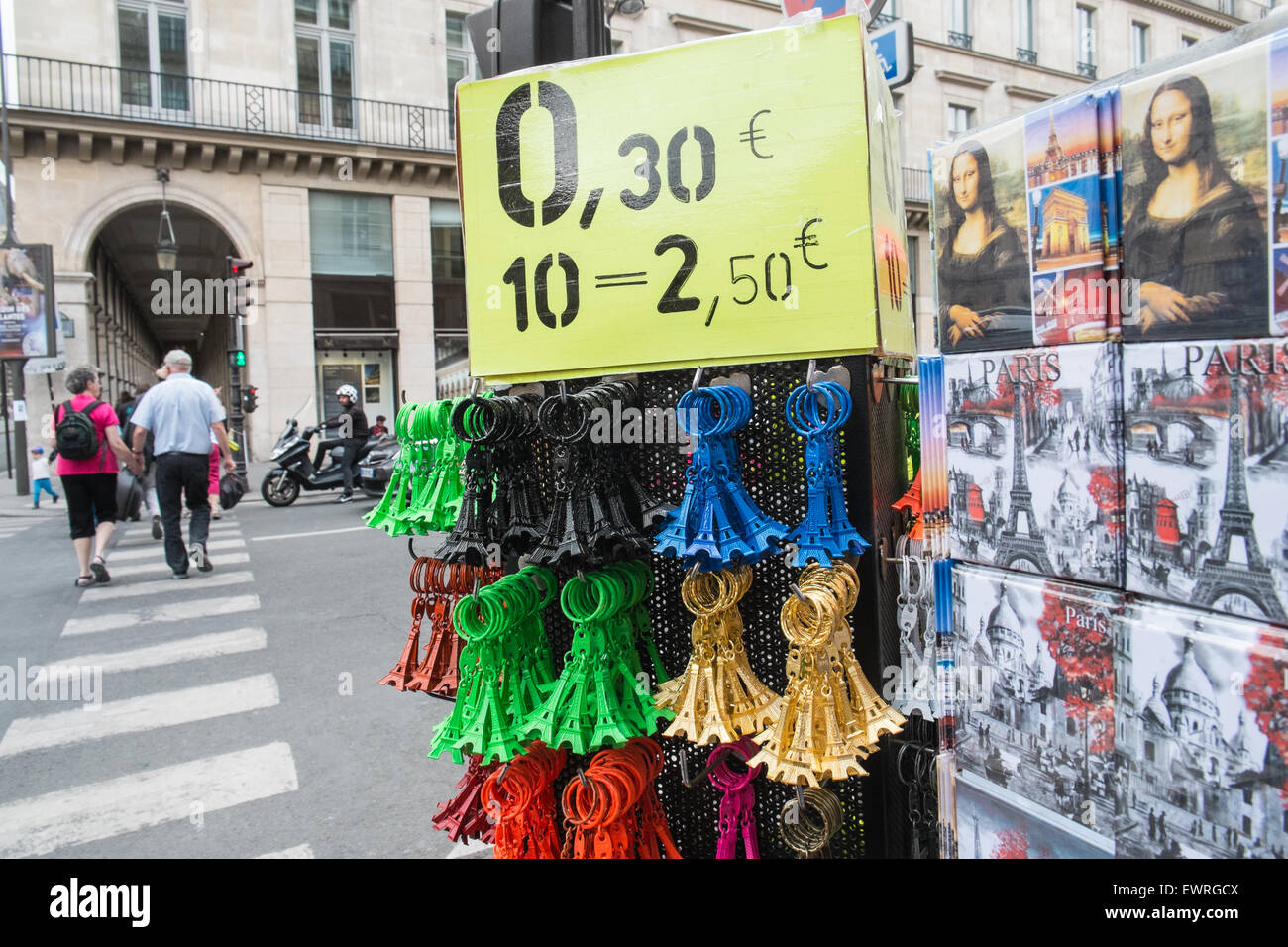 Billige touristische Eiffelturm Souvenirs zum Verkauf entlang Arkaden gehobenen Rue de Rivoli, eine Elite Marke shopping Viertel von Paris. Stockfoto