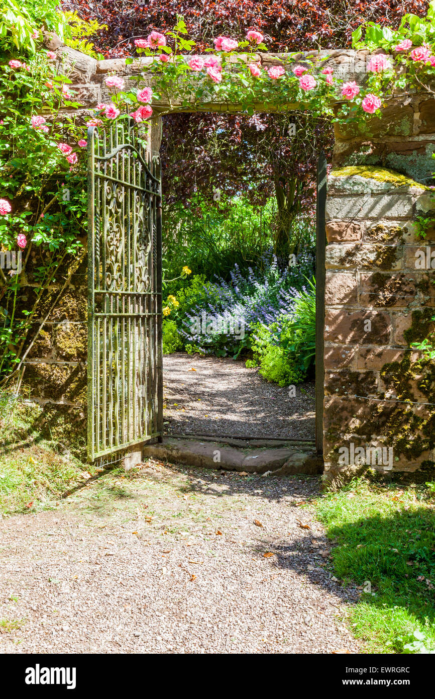 Offenes Tor zum Träne Garten in Weston Park, Weston unter Eidechse, Shifnal, Shropshire, UK Stockfoto