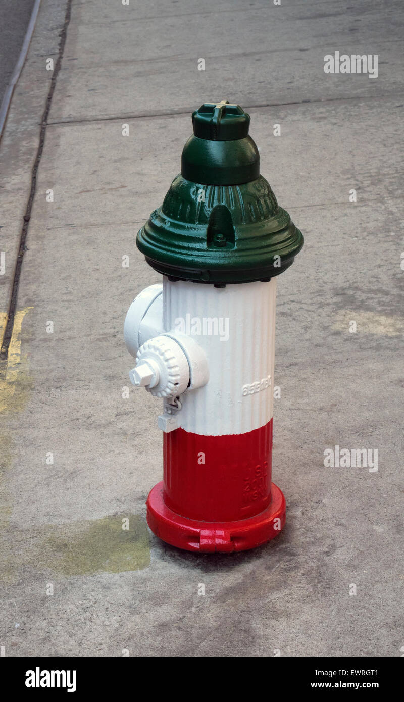 New York-Hydranten mit italienischer Flagge Farben in der Mulberry Street in Little Italy in New York City, eine italienische Ikone Stockfoto