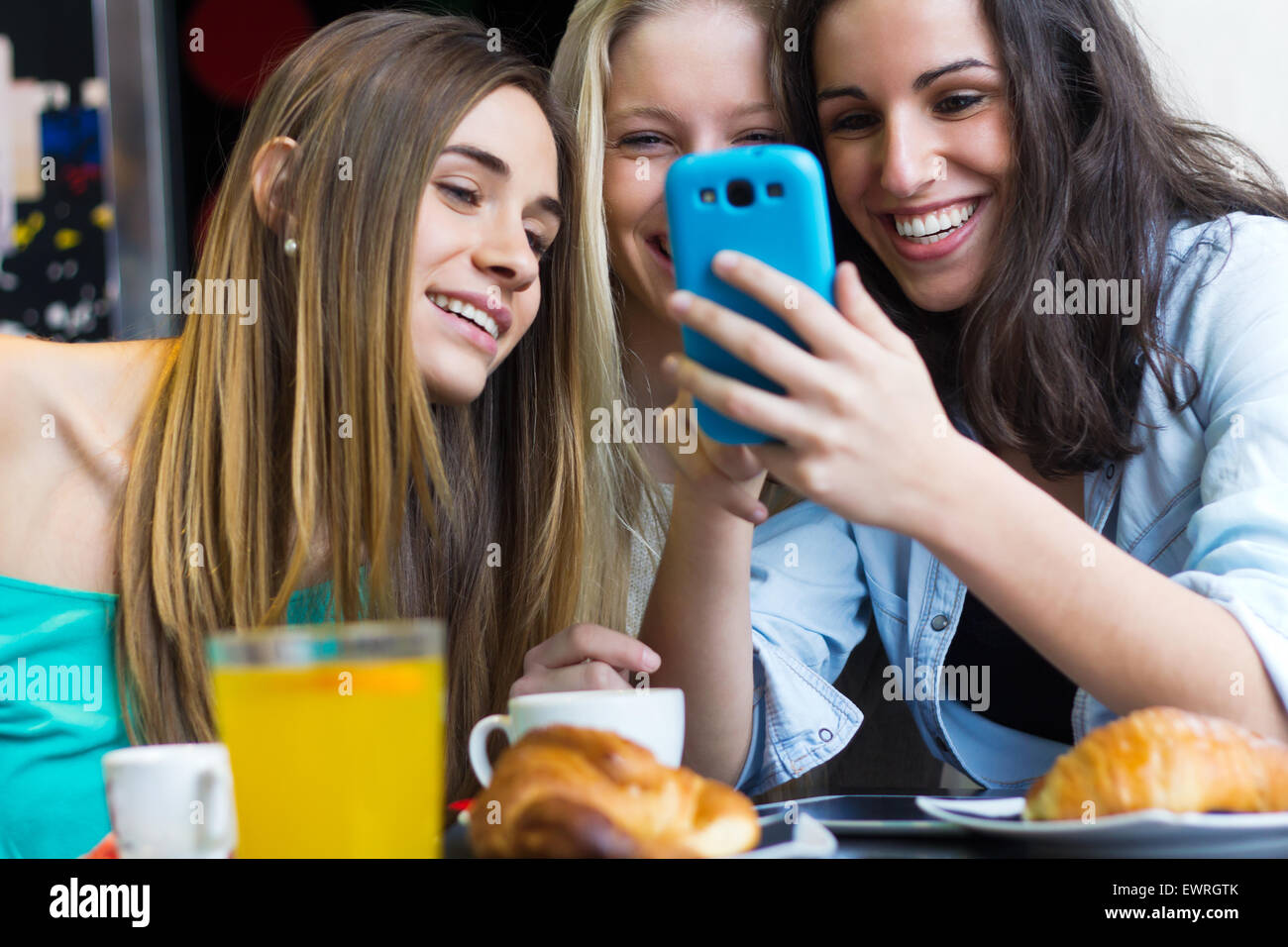 Eine Gruppe von Freunden, die Spaß mit smartphones Stockfoto