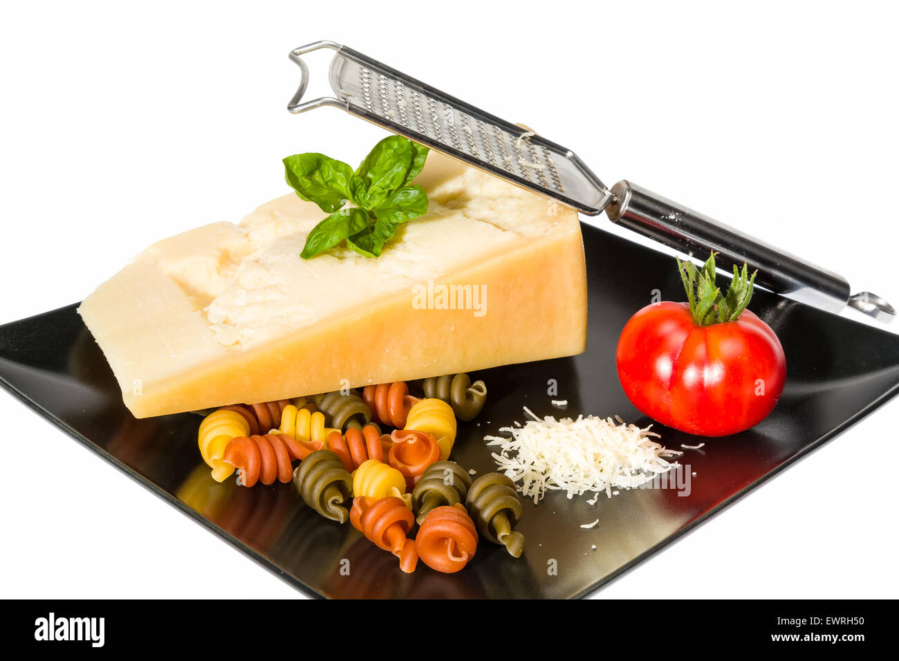 Käse, Nudeln, Tomaten und Basilikum - Rohstoff der italienischen Küche Stockfoto