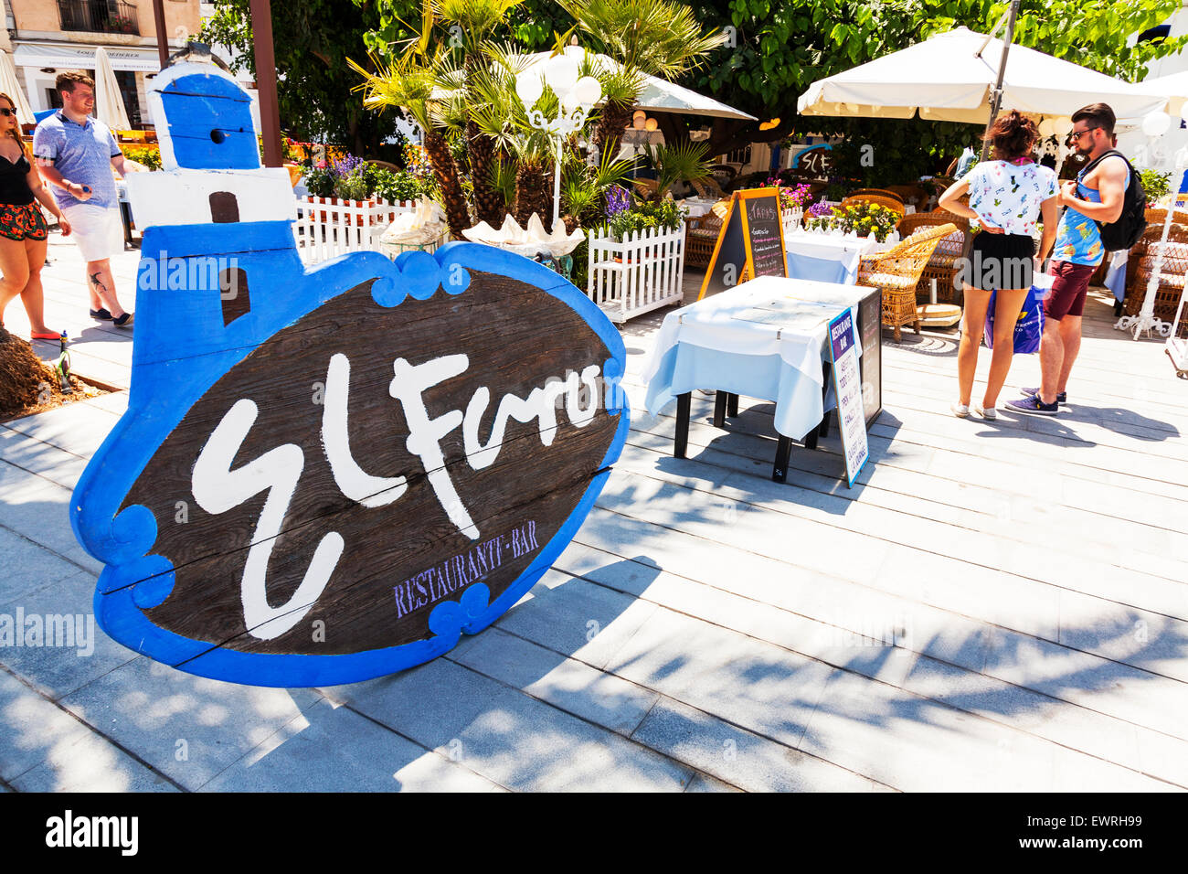 Paar auf der Suche im Menü Restaurant außerhalb Ibiza-Stadt, Spanien Spanisch Resort Stockfoto