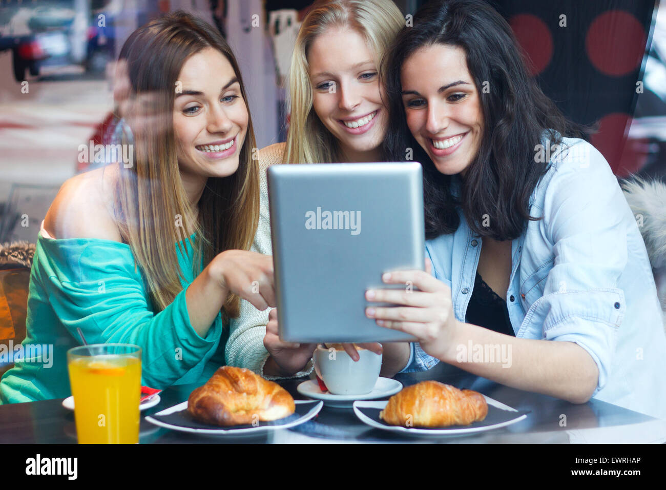 Eine Gruppe von Freunden, die Spaß mit einem digital-Tablette Stockfoto