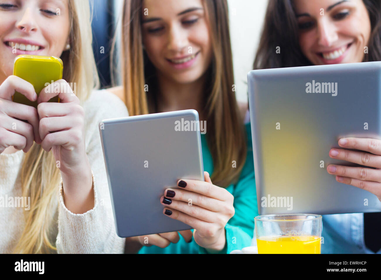 Eine Gruppe von Freunden zum Surfen mit Smartphones und Tablets digital Stockfoto
