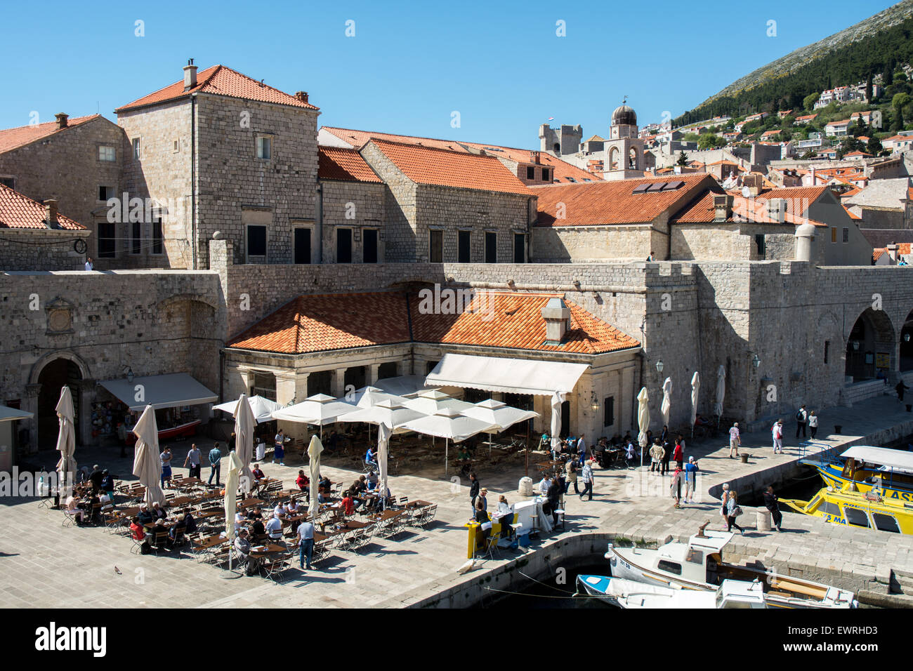 alte Stadtmauer und Gebäude in der Nähe von Hafen, Dubrovnik, Stockfoto
