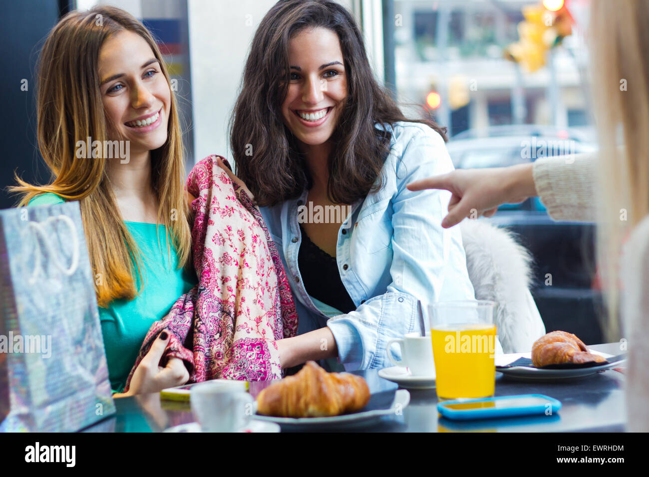 drei junge Freunde Frühstück an einem Morgen, shopping in der city Stockfoto