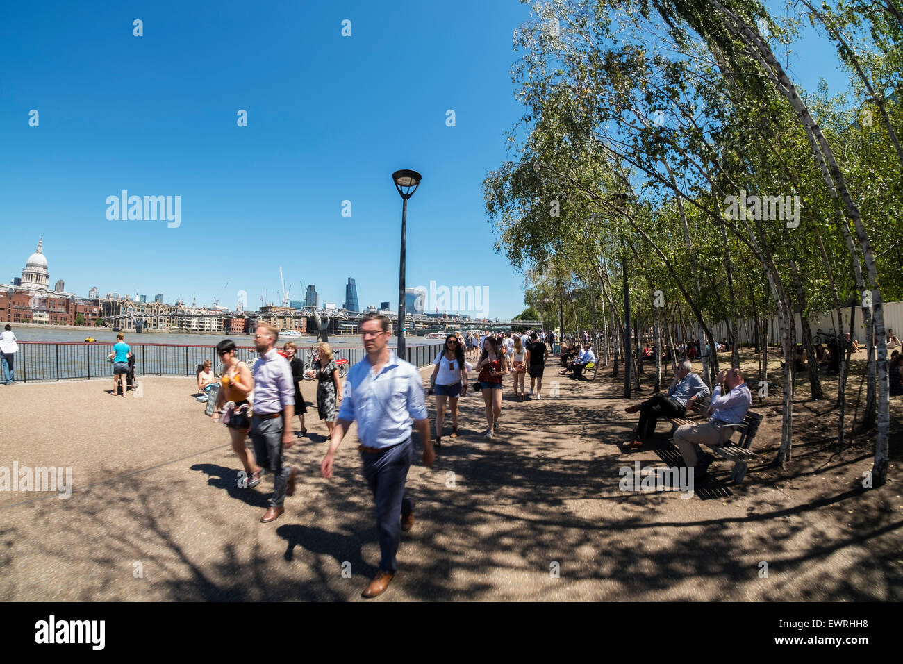 South Bank, London, UK. 30. Juni 2015. UK-Wetter: Wolkenlos blauer Himmel und Temperaturen schlagen 29 Grad in der schwülen Londoner. Bildnachweis: Malcolm Park Leitartikel/Alamy Live-Nachrichten Stockfoto