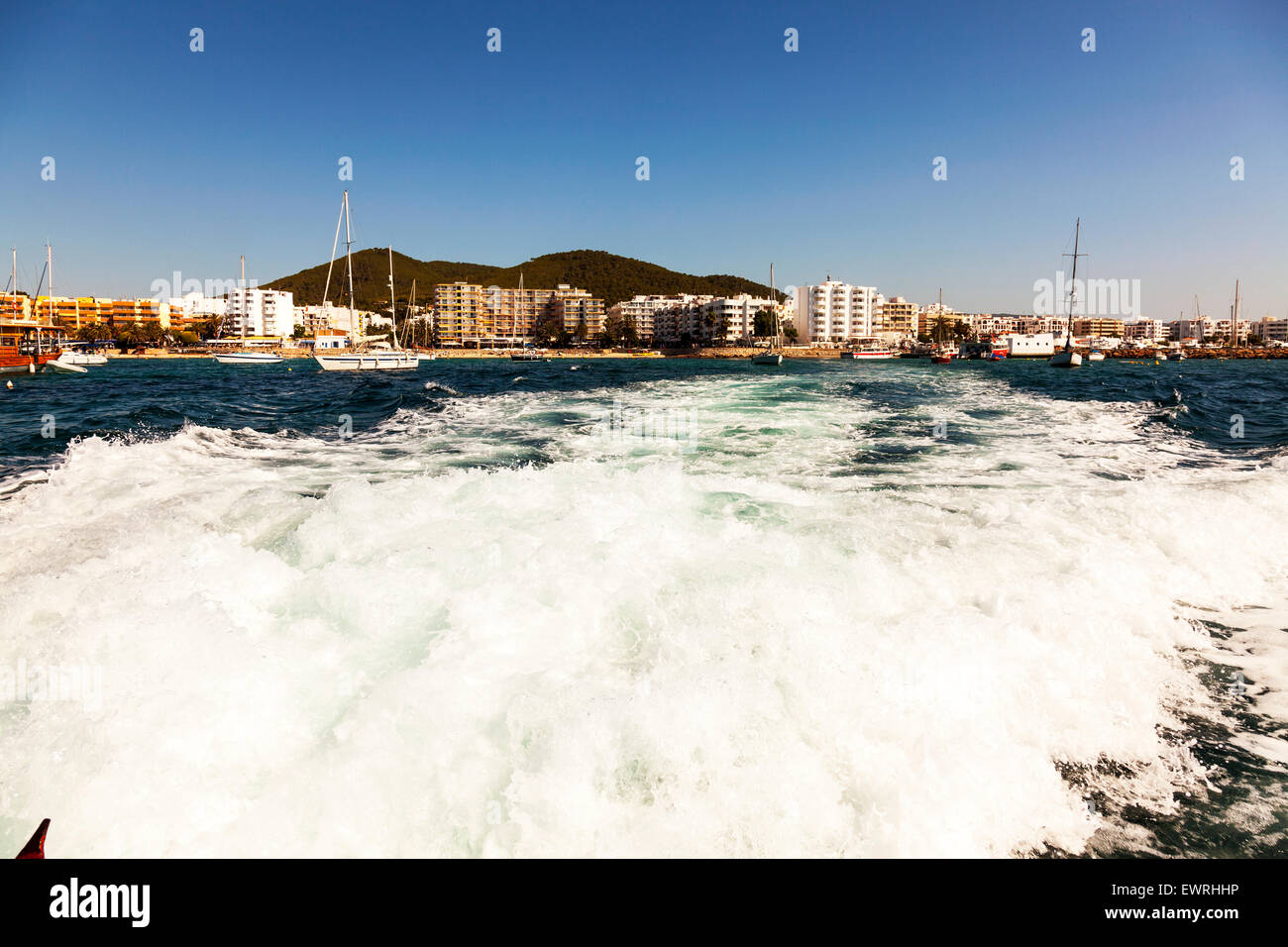 Weck aus Boot Schiff Santa Eulalia Del Rio Ibiza Spanien spanischen Ferienort im Hintergrund Stockfoto