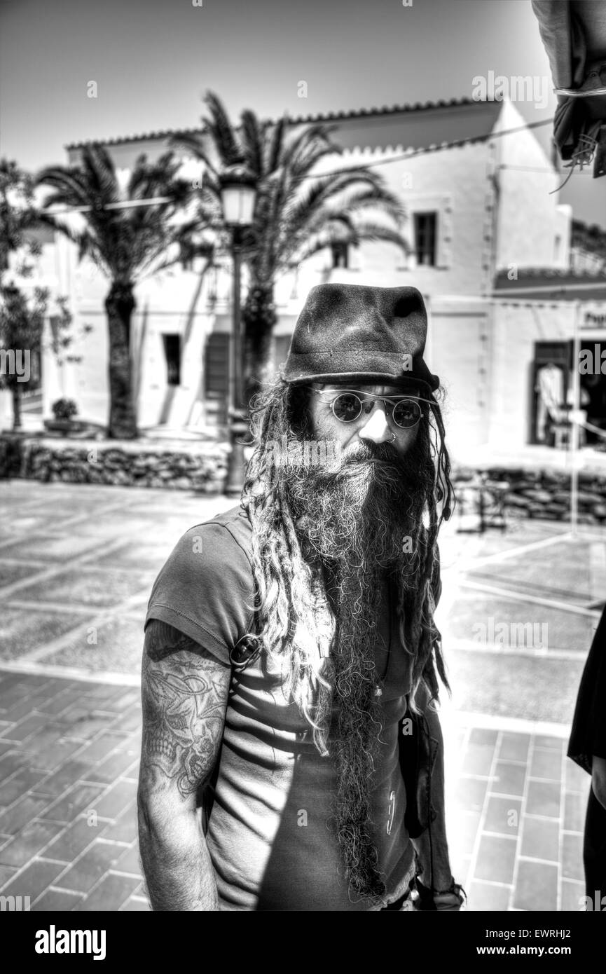 Hippie-Dreadlocks Bart Hut Gläser Tätowierungen bedeuten aussehender Mann Ibiza Spanien Spanisch Resort Stockfoto