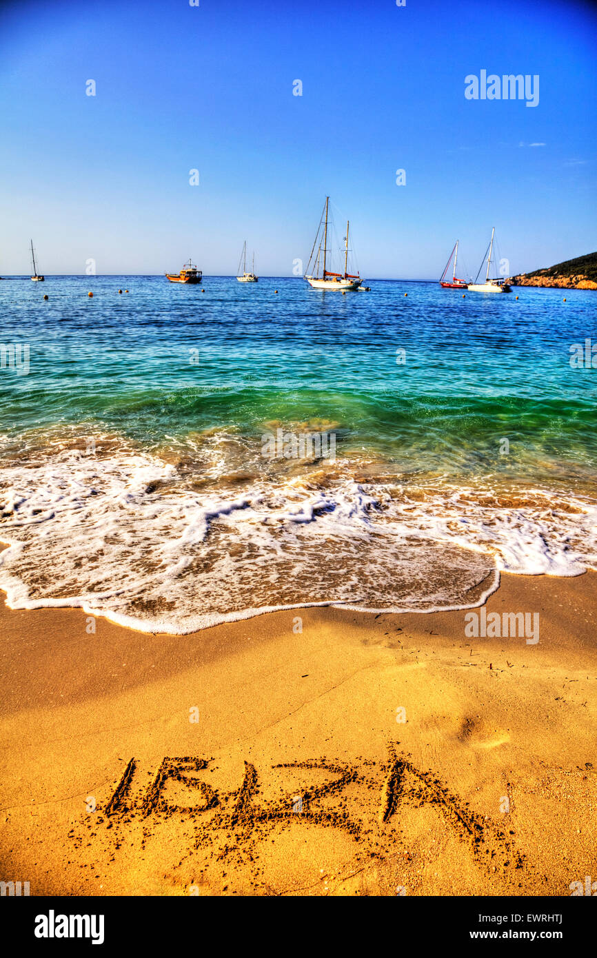 Ibiza-Wort in Sand geschrieben am Strand Resort Meer Küste Küste Urlaub Spanien Santa Eulalia Spanisch Sommer Boote Stockfoto