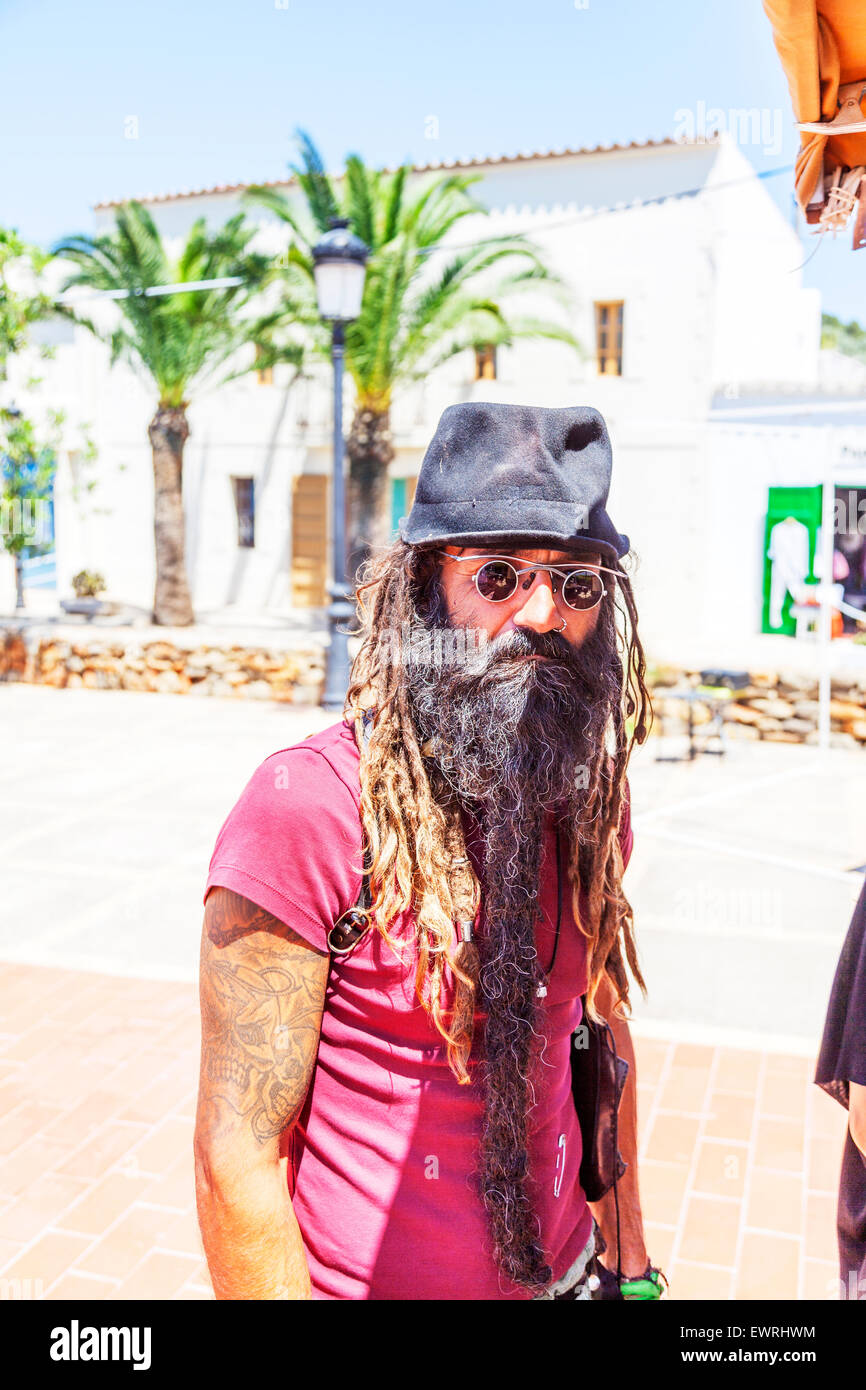Hippie-Dreadlocks Bart Hut Gläser Tätowierungen bedeuten aussehender Mann Ibiza Spanien Spanisch Resort Stockfoto