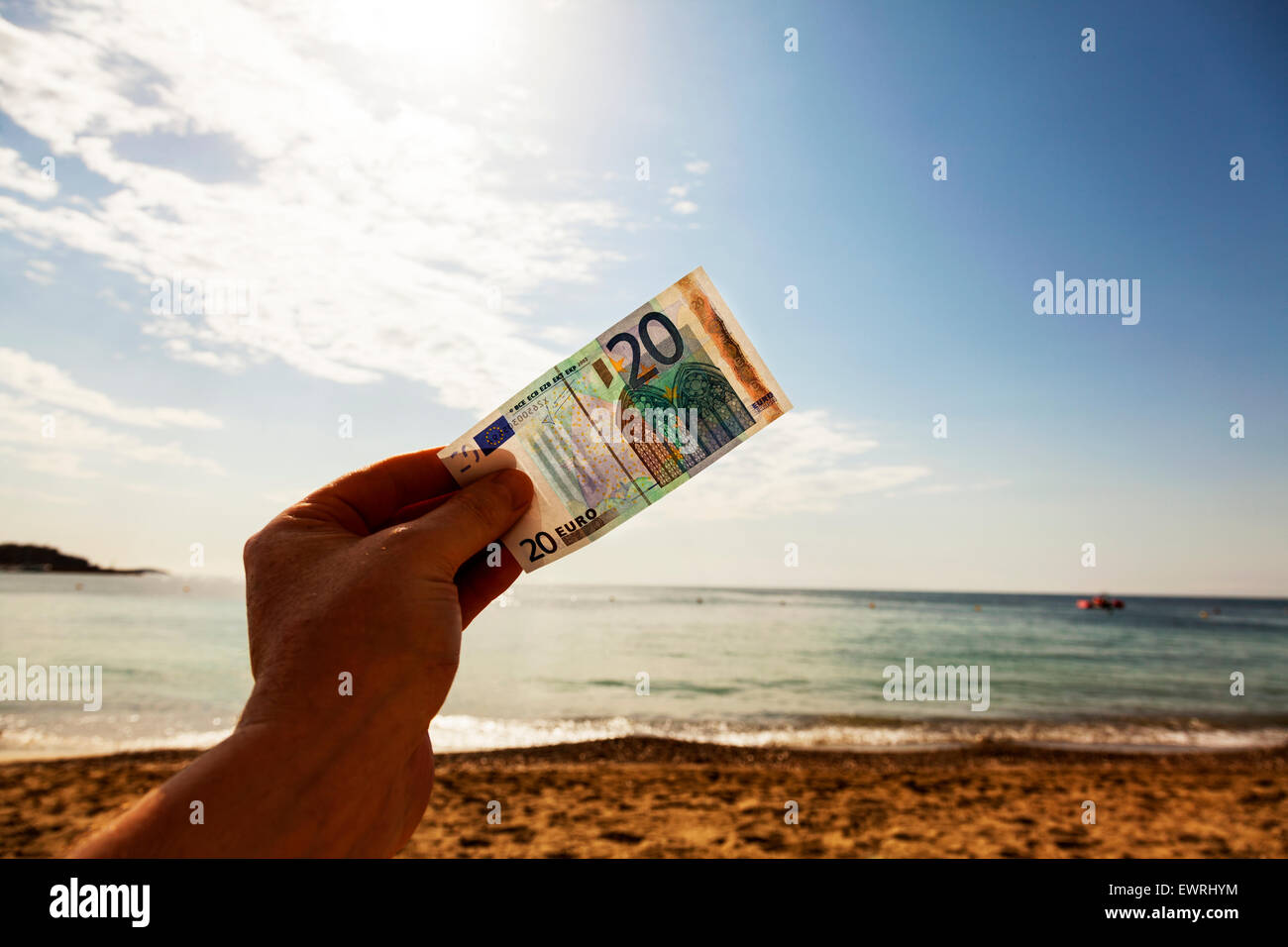 Euro Währung Anmerkung 20 Geld Bar hand gegen Himmel Strand Urlaub Urlaub am Meer Urlaub Ibiza Spanien Spanisch Resort Stockfoto