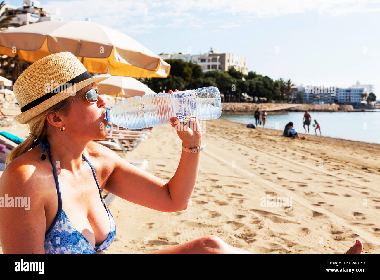 Trinken Trinkwasser aus Flasche feuchtigkeitsspendende rehydrieren Rehydration Sonne sonniger Sommer Durst Durst Ibiza Spanien Spanisch heiß Resort Stockfoto