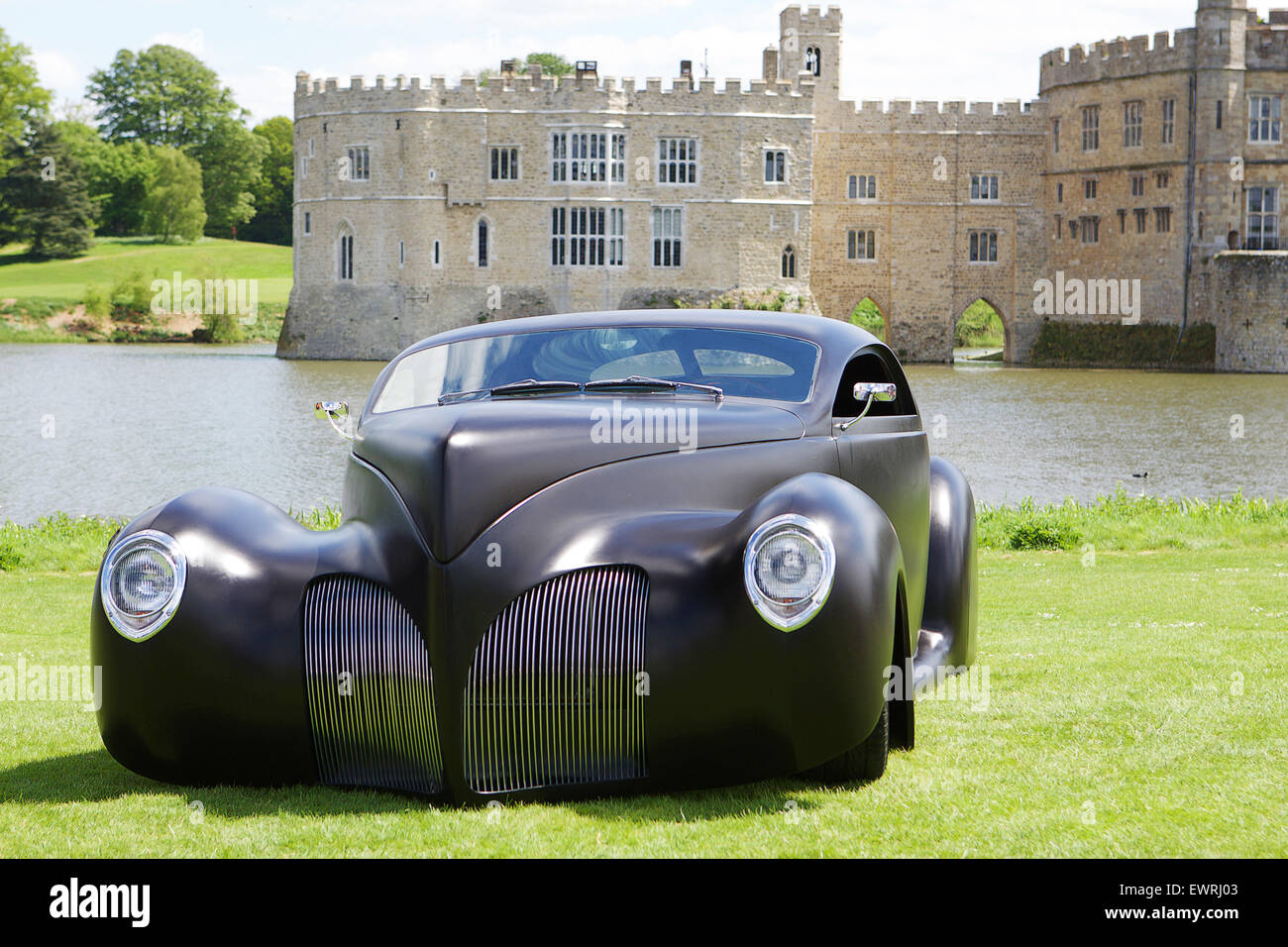 Eine klassische Hotrod abgestellt auf einem Schloss-Rasen. Stockfoto