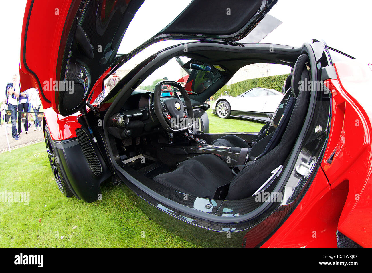 Treibende Position Layout von La Ferrari mit Zonda im Hintergrund. Stockfoto