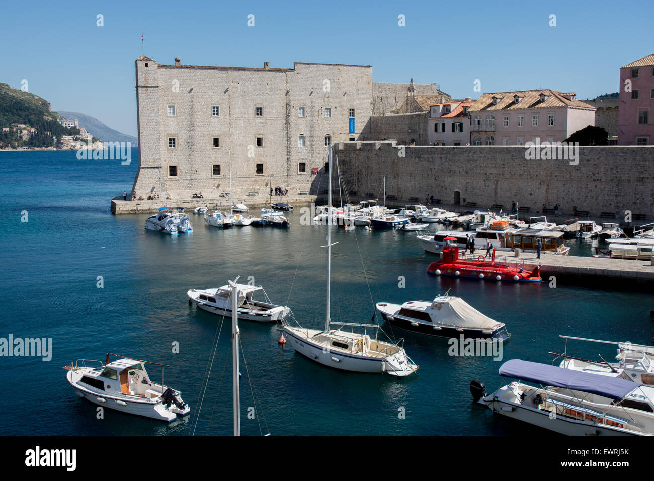 alten Stadthafen mit Fort St. John im Hintergrund, Dubrovnik, Kroatien Stockfoto