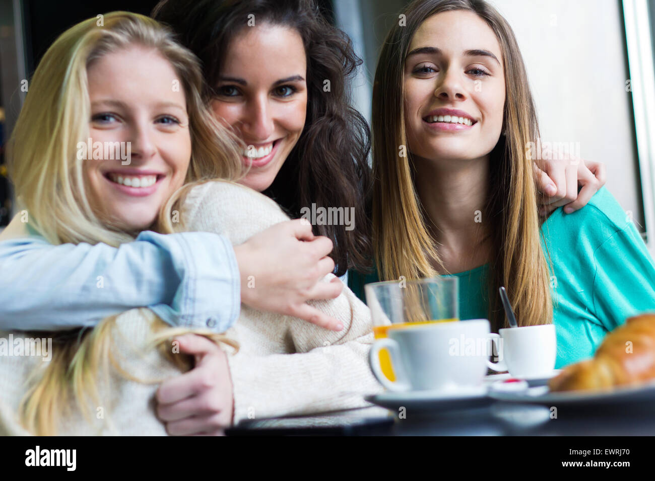 Porträt von drei jungen Frauen, die Kaffeepause Stockfoto