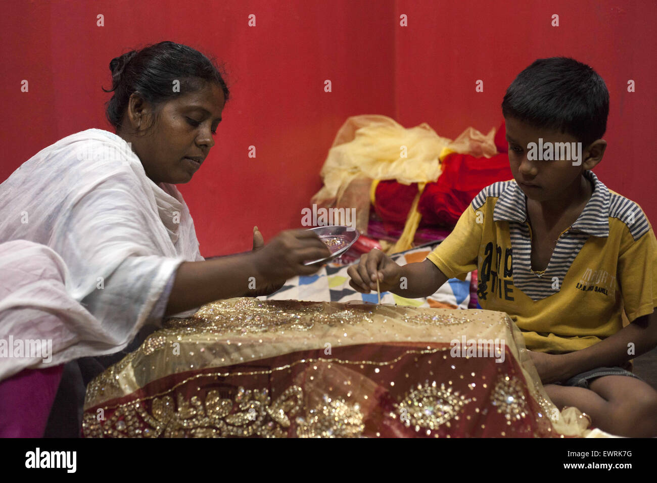 Dhaka, Bangladesch. 30. Juni 2015. Menschen in Genf Camp engagiert, in der hand bestickt oder "Karchupi Shilpo" Saris zu verkaufen sie in kommenden Eid in Dhaka.The Genf Camp für "gestrandet Pakistaner '' (Herkunft: der Staat Pakistan) ist in Mohammadpur. Pakistaner lebe dort seit Ende 1971 Krieg der Befreiung. © Zakir Hossain Chowdhury/ZUMA Draht/Alamy Live-Nachrichten Stockfoto