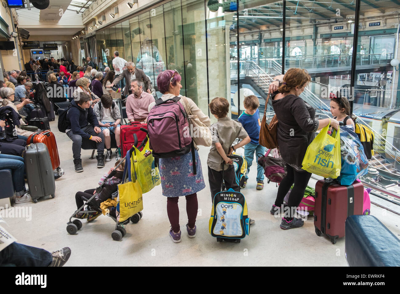 Mütter mit Kindern in der Abfahrt Zone am Gare du Nord Bahnhof, Paris, Frankreich Stockfoto