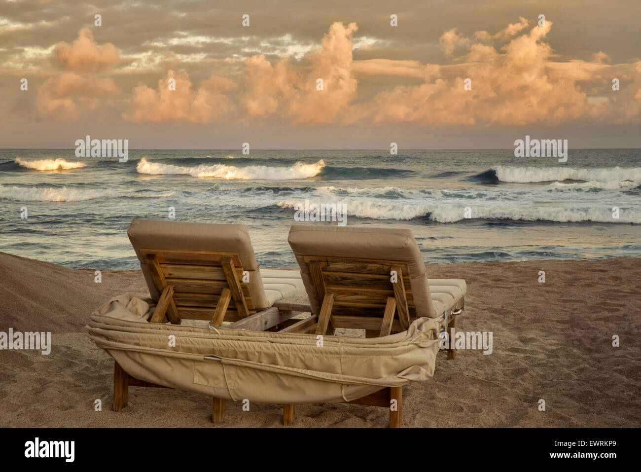 Sunrise und Wellen mit Strandkörben. Hawaii, big Island. Stockfoto