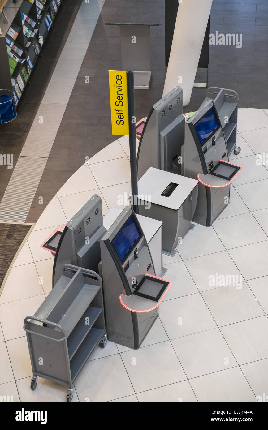 Self Service Check-out im preisgekrönten Zentralbibliothek, Liverpool Stockfoto