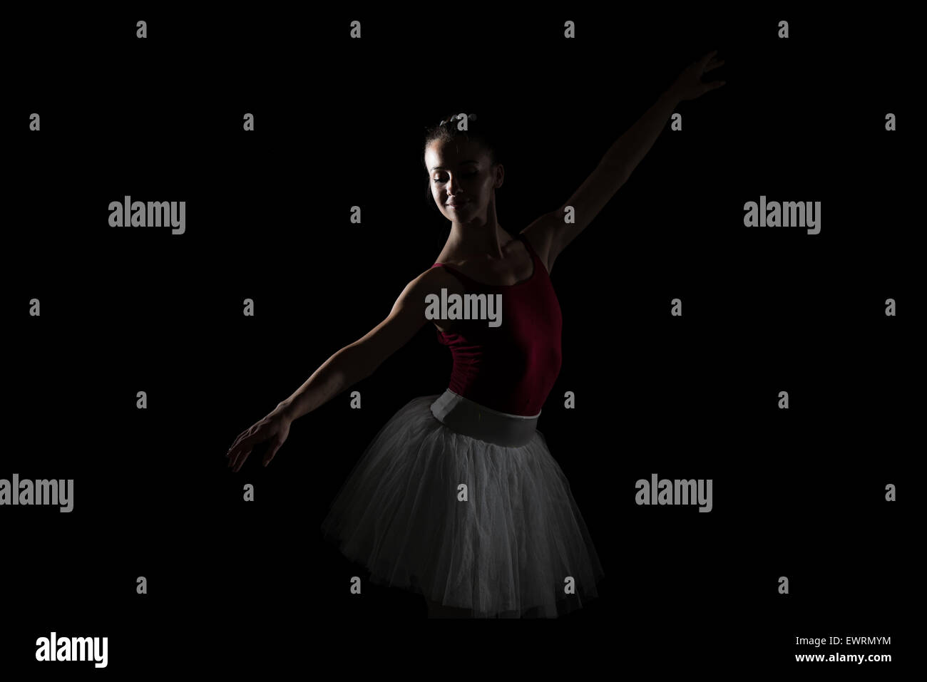 Schöne weibliche Ballett-Tänzerin auf einem schwarzen Hintergrund - trägt Ballerina ein Tutu und Spitzenschuhen Stockfoto