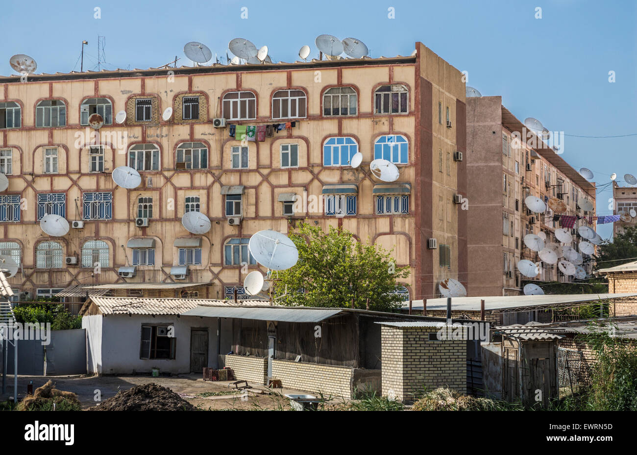 Satellitenschüsseln sprießen wie Pilze aus der Sowjet-Ära Wohnblocks in Mary, Turkmenistan Stockfoto