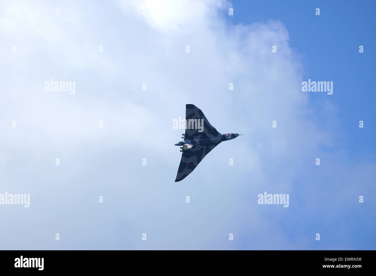 Avro Vulcan XH558 fliegen während ihrer Anzeige die verbleibenden V begrüßen invertiert zwingen Flugzeug. Stockfoto