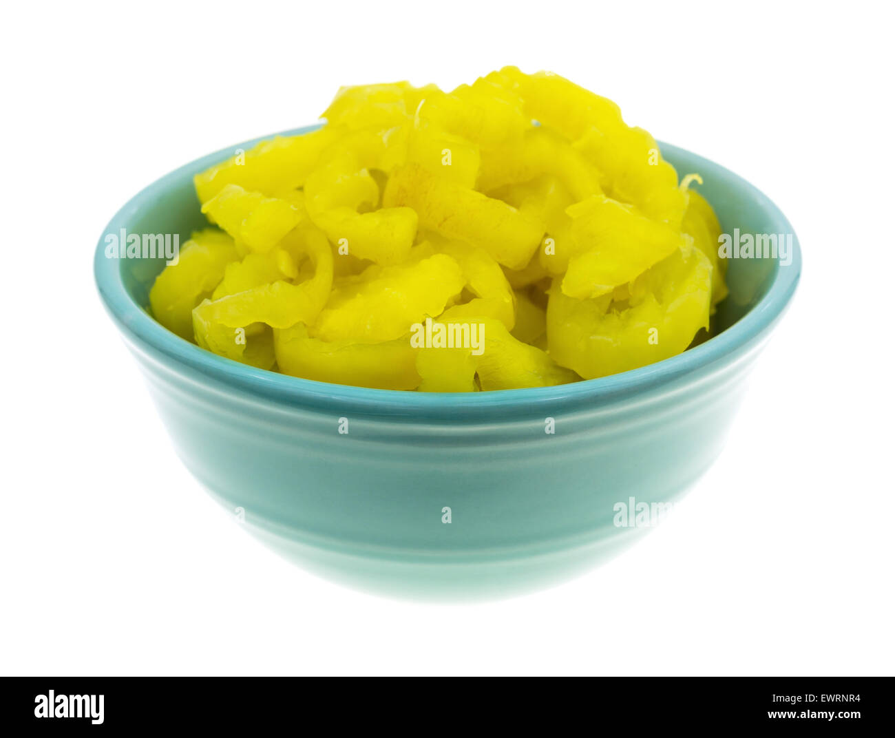 Eine kleine grüne Schüssel gefüllt mit Crinkle schneiden Banane Paprika isoliert auf einem weißen Hintergrund. Stockfoto