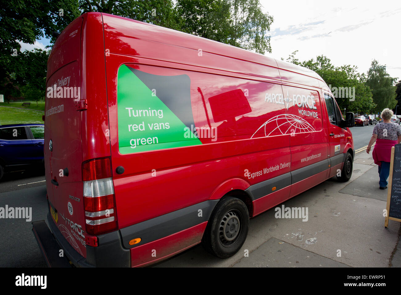 Parcel Force World Wide rote vans vergrünend Stockfoto