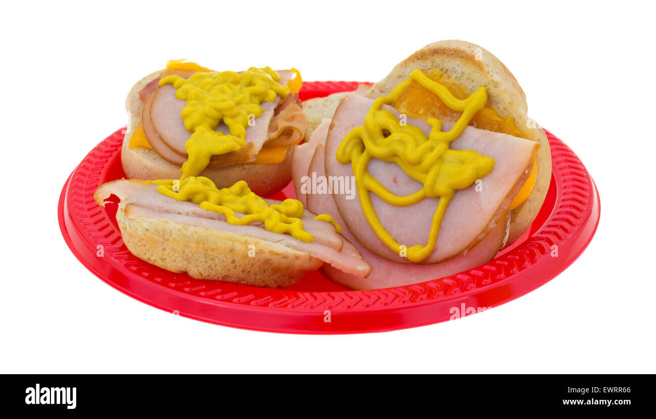 Seitenansicht des kleinen Truthahn-Sandwiches mit Speck und Cheddar-Käse und Senf auf einem roten Picknick Teller. Stockfoto