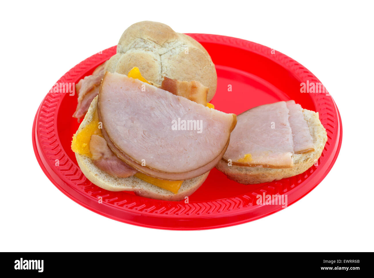 Seitenansicht des kleinen Truthahn-Sandwiches mit Speck und Cheddar Käse auf einem roten Picknick Teller geöffnet. Stockfoto